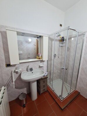 Dusche, Haartrockner, Bidet, Handtücher