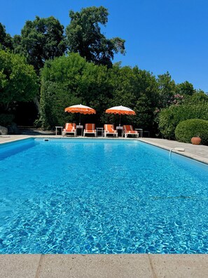 Una piscina al aire libre