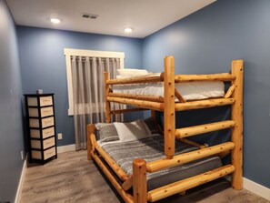5 quartos, berço de viagem, Wi-Fi, roupa de cama