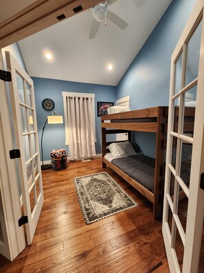 5 bedrooms, travel crib, WiFi, bed sheets