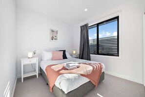 2 habitaciones, tabla de planchar con plancha, cuna de viaje y wifi