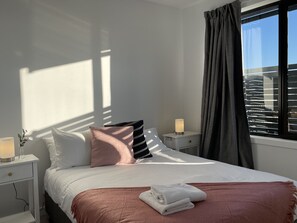 2 bedrooms, iron/ironing board, travel cot, WiFi - Top Floor Centrally Located Full Size 2 Bed 2 Bath Family Apartment (Melbourne)