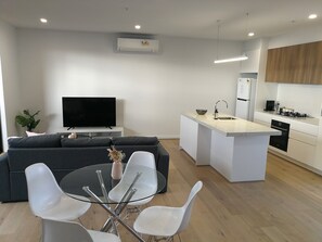Interior - Top Floor Centrally Located Full Size 2 Bed 2 Bath Family Apartment (Melbourne)