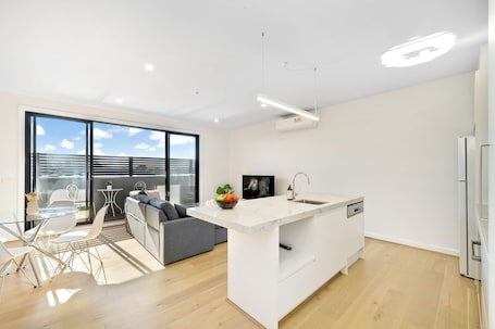 Interior. Bright Full Size 2 Bed 2 Bath Family |Professionals | WIFI |Parking