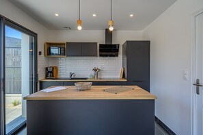 Geladeira, micro-ondas, fogão, lava-louças