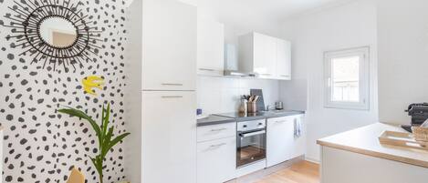 Frigorífico, microondas, horno y lavavajillas