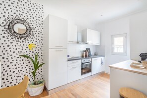 Fridge, microwave, oven, dishwasher - Le Funiculaire - au pied de Notre Dame de la Garde (Marseille)