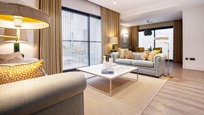 Un salon moderne avec un canapé, une table basse et des lampes.