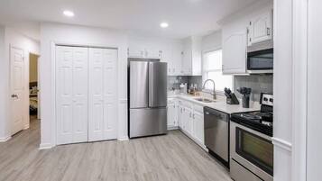 Een koelkast, een magnetron, een oven, een kookplaat