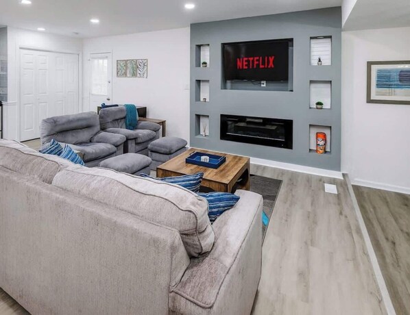 Een televisie, een open haard en een kantoor