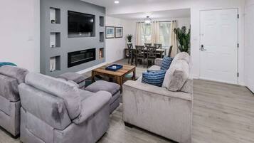 Een televisie, een open haard en een kantoor