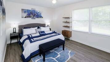 3 slaapkamers, een bureau, een strijkplank/strijkijzer, reisbedje