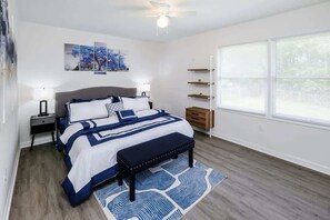 3 slaapkamers, een bureau, een strijkplank/strijkijzer, reisbedje