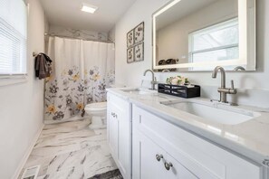 Een bad, een haardroger, handdoeken