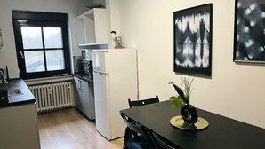Kompakti keittiö, jossa on ruokailutila, patteri ja ikkuna, josta on näkymä.