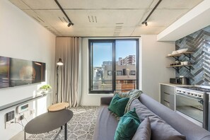 舒適開放式客房 | 客廳 | 40 吋平面電視連有線電視頻道、電視、串流服務
