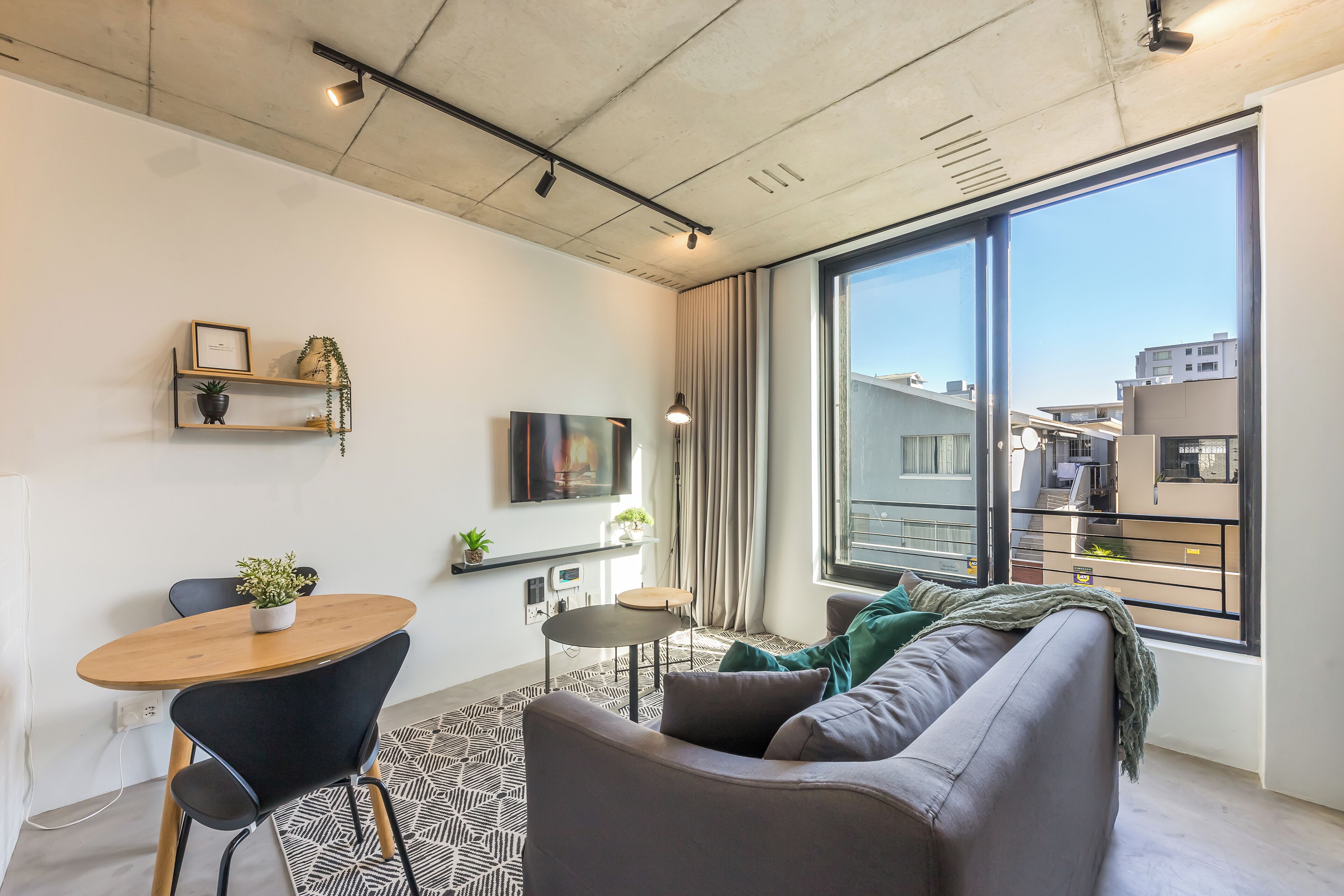 舒适开间 | 起居区 | 40-英寸纯平电视（配备有线频道）、电视、流媒体服务