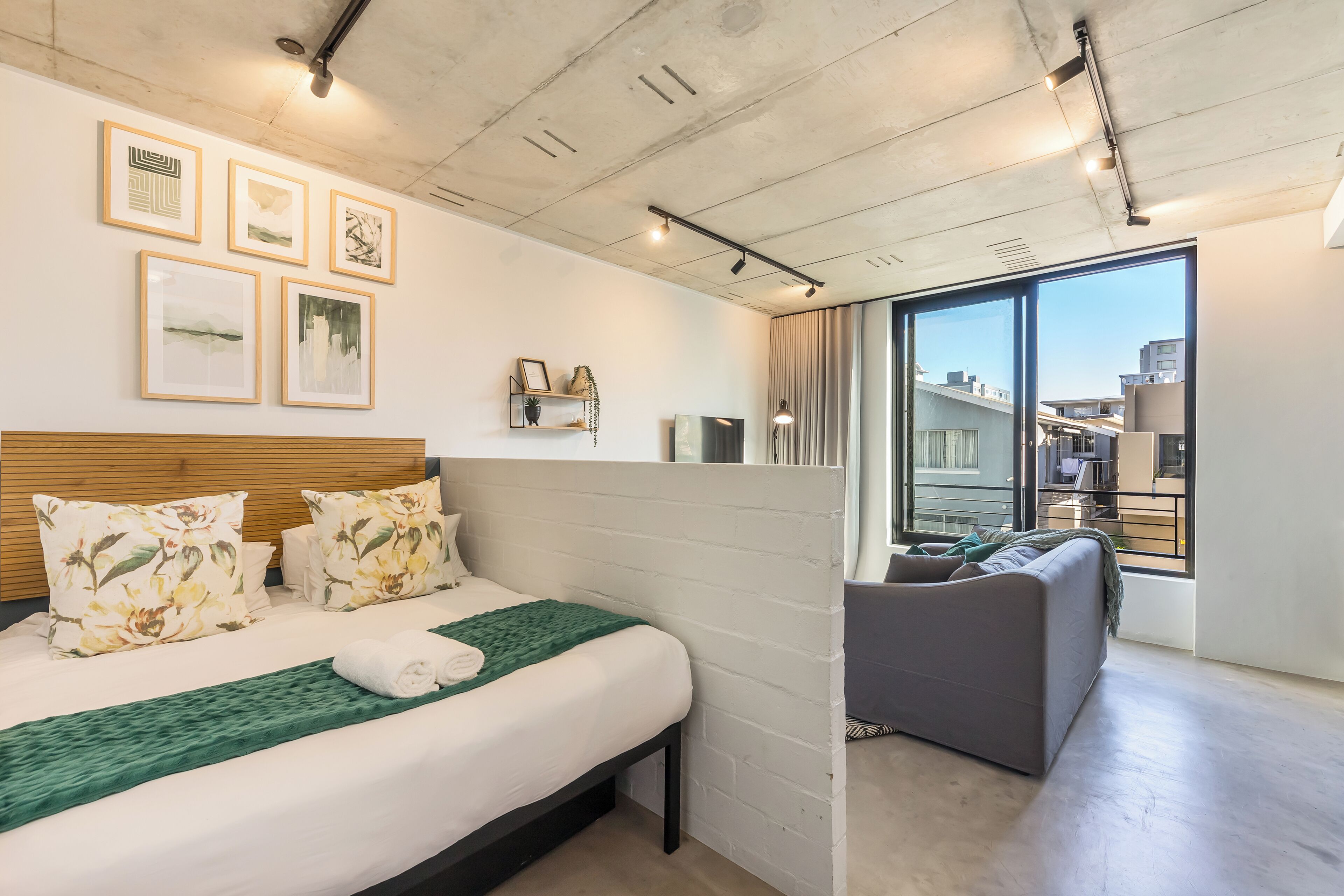 舒适开间 | 起居区 | 40-英寸纯平电视（配备有线频道）、电视、流媒体服务