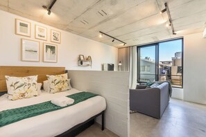 舒適開放式客房 | 客廳 | 40 吋平面電視連有線電視頻道、電視、串流服務