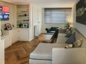 TV, offices - 3 Bed 3 Bath Home| Windsor| Parking - By Tempstay (Berkshire)