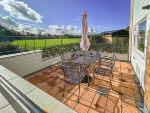 Outdoor dining - 3 Bed 3 Bath Home| Windsor| Parking - By Tempstay (Berkshire)