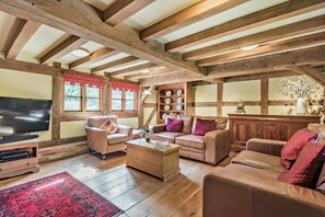 TV, fireplace - Idyllic New Forest Thatched Cottage with 5 Bedrooms and Gardens in Godshill (Godshill, Fordingbridge,New Forest)