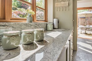 Interior - Idyllic New Forest Thatched Cottage with 5 Bedrooms and Gardens in Godshill (Godshill, Fordingbridge,New Forest)