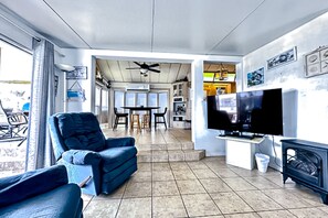 Een televisie, een tafeltennistafel en streamingdiensten