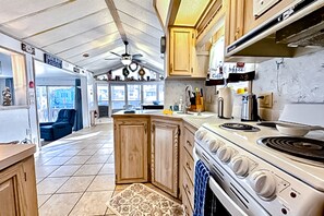 Een koelkast, een magnetron, een oven, een kookplaat