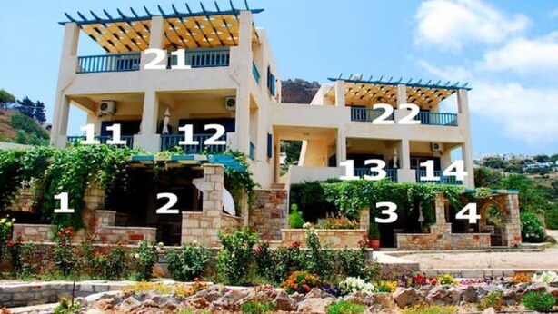Un edificio de varios pisos con balcones numerados del 1 al 22.