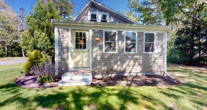 Coastal cottage close to beaches and town - private yard, W/D, & new renovations