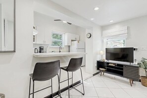 Fridge, microwave, oven, stovetop - Inviting duplex with enclosed yard, fast WiFi, full kitchen, & W/D (Hollywood)