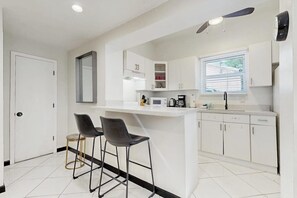 Fridge, microwave, oven, stovetop - Inviting duplex with enclosed yard, fast WiFi, full kitchen, & W/D (Hollywood)