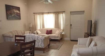 Shantiniketan F 8 /2508 /50 minutes to the Disney 2 mile to down town Tavares.