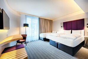 Standard Quadruple Room | Soundproofing, free WiFi, bed sheets - Premier Inn Heilbronn City Centre (Heilbronn)