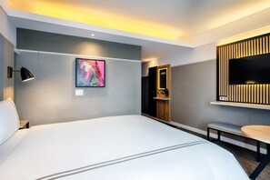 Superior Double Room | Soundproofing, free WiFi, bed sheets - Premier Inn Heilbronn City Centre (Heilbronn)