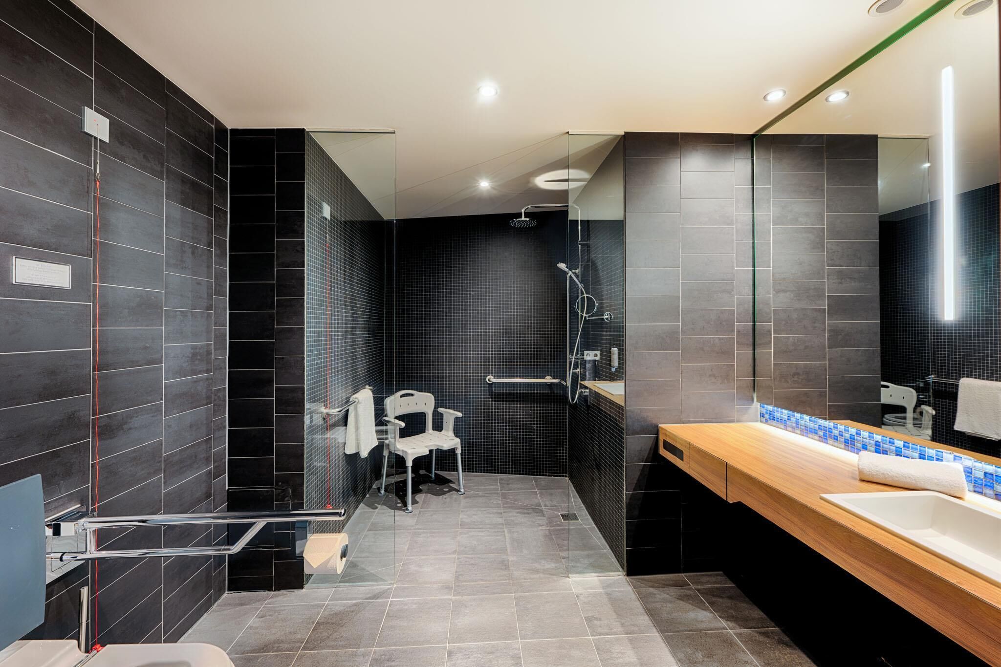 Doppelzimmer, rollstuhlgeeignete Dusche | Schallisolierte Zimmer, kostenloses WLAN, Bettwäsche
