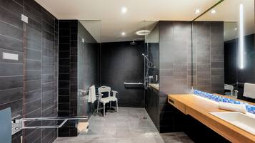 Doppelzimmer, rollstuhlgeeignete Dusche | Schallisolierte Zimmer, kostenloses WLAN, Bettwäsche