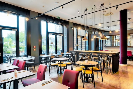 Desayuno buffet diario (EUR 17.9 por persona)