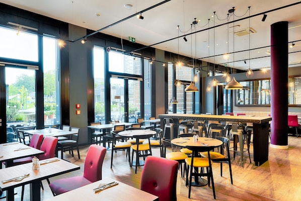 Tägliches Frühstücksbuffet (17.9 EUR pro Person)