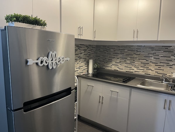 Refrigerador, microondas, placa de cocina, cafetera/tetera