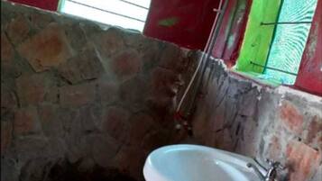 Een douche, zeep, shampoo