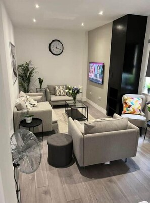 Smart TV - Cheerful 2 bedroom townhouse with free parking. (London)
