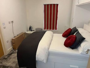 2 bedrooms, iron/ironing board, free WiFi, bed sheets - Cheerful 2 bedroom townhouse with free parking. (London)