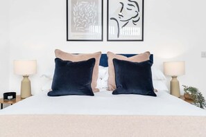 2 chambres, fer et planche à repasser, Wi-Fi, draps fournis