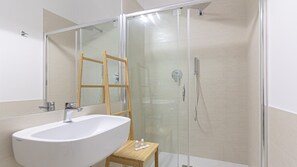 Dutxa, assecador de cabells i bidet