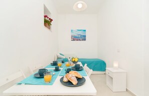 Tradisjonelt hus | Oppholdsområde | En 36-tommers Flatskjerm-TV med digitale kanaler samt TV