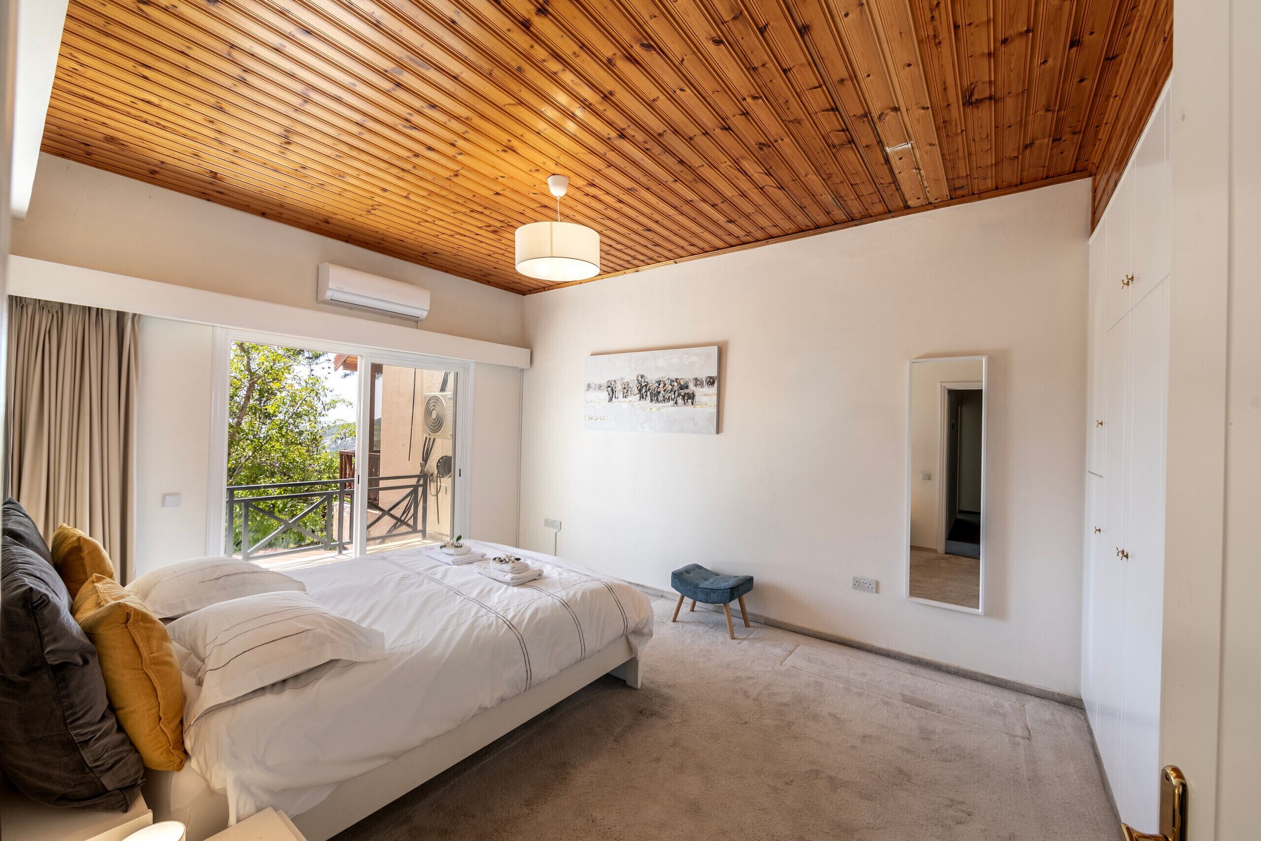 3 chambres, coffre-fort, fer et planche à repasser