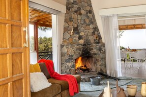 Televisión y chimenea 