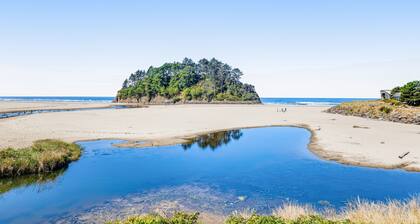 Proposal Rock Charmer | Condo in Neskowin with creekside & ocean views